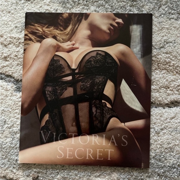 Lot of old Victoria’s Secret and Guess magazines - Picture 8 of 9